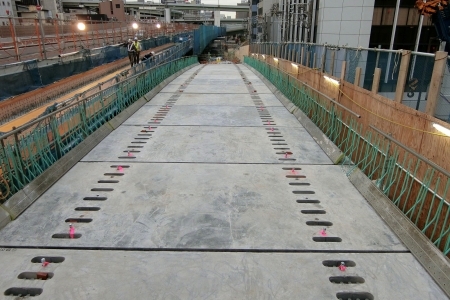 信濃橋入路におけるワッフル型UFC床版の架設 信濃橋入路におけるワッフル型UFC床版の架設